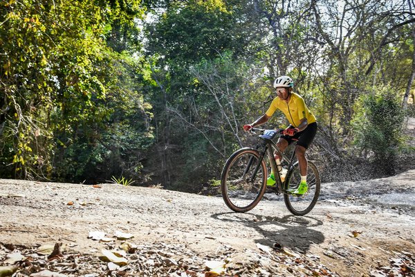 Natation Thérapeutique : Qui Peut en Profiter et Comment Pratiquer?